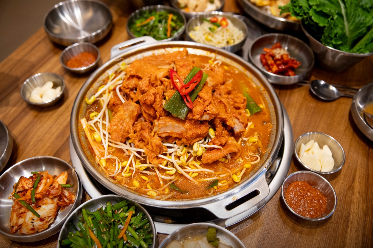 물갈비입니다. 양념된 돼지갈비를 콩나물, 당면, 부추, 버섯 등과 함께 자작한 국물에 끓여 먹는 방식으로 제공 되요