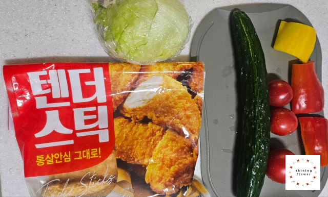 치킨텐더샐러드-재료-치킨텐더-양상추-오이-파프리카-토마토
