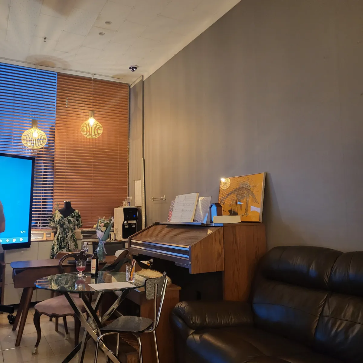 북토크가-진행되었던-블랙버드북숍-이라는-독립서점의-한-공간