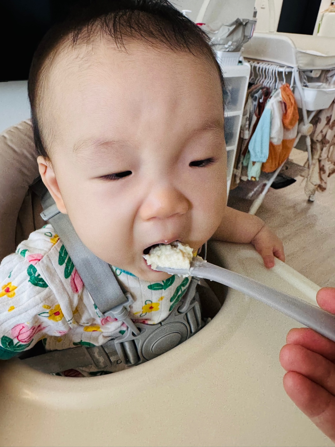 아침에 감자를 넣은 오트밀포리지를 받아먹는 9개월 아기 찬솔이의 모습