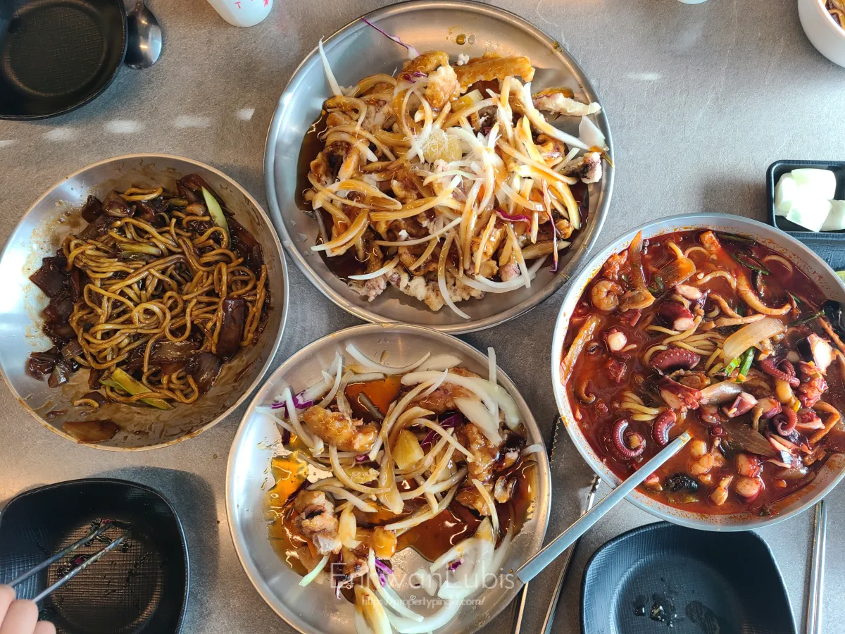 스텐-테이블위에-4개의-메뉴가-있는