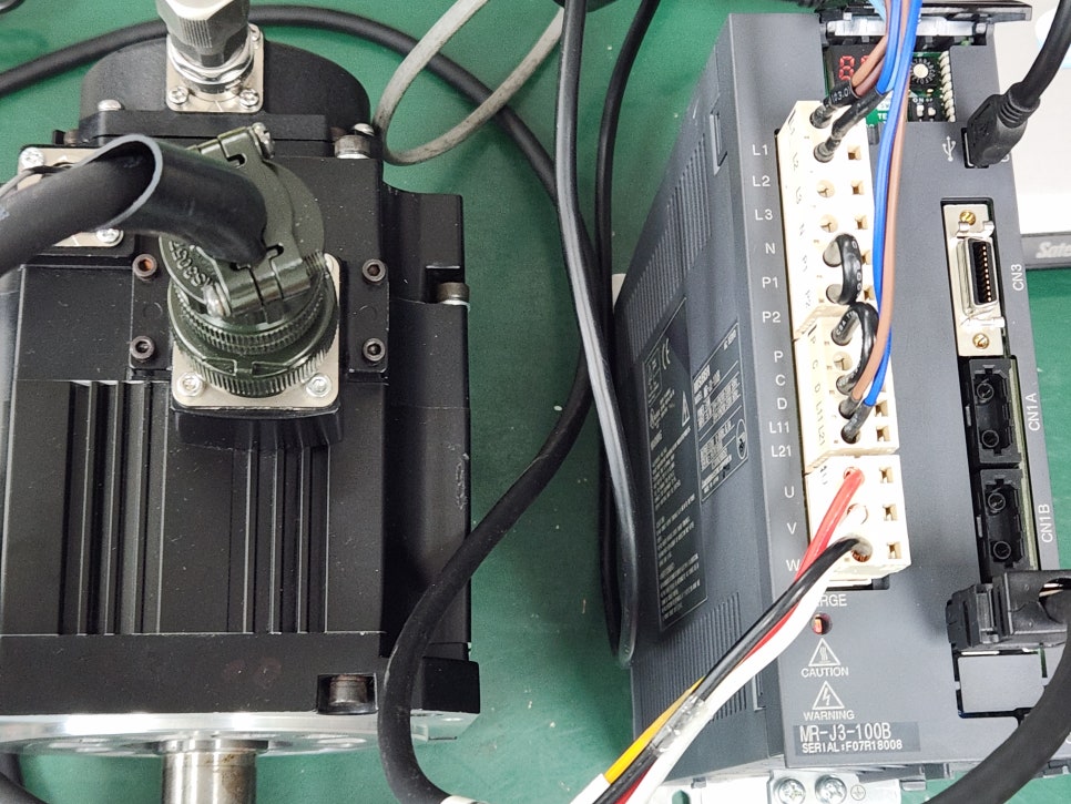 미쓰비시(MITSUBISHI) 서보드라이버 MR-J3-100B ✅ IGBT 및 보호소자 교체
✅ 냉각팬 및 내부 방열 구조 정비
✅ 파워보드 및 제어회로 전체 점검
✅ 알람 초기화 후 동작 테스트
✅ 부하 테스트 및 반복 운전 테스트
수리 과정 by 메트영남