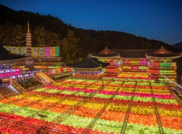 삼광사 연등축제 대웅보전 앞 풍경