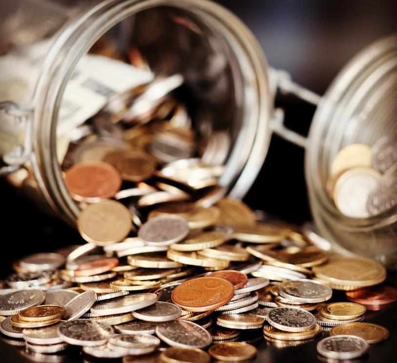 병에서 쏟아진 동전들