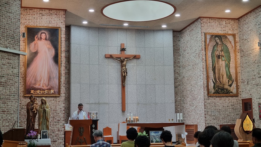 제주 서귀복자성당 성전 안 제대, 제단, 십자고상, 감실 사진