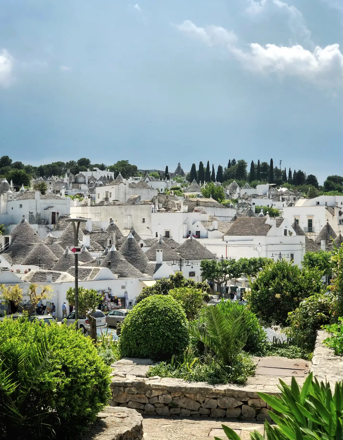흰색 벽에 회색 지붕의 집들이 많이 모여 있다.