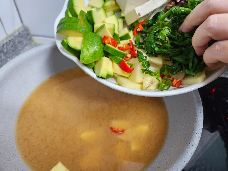 육수에 야채 넣기