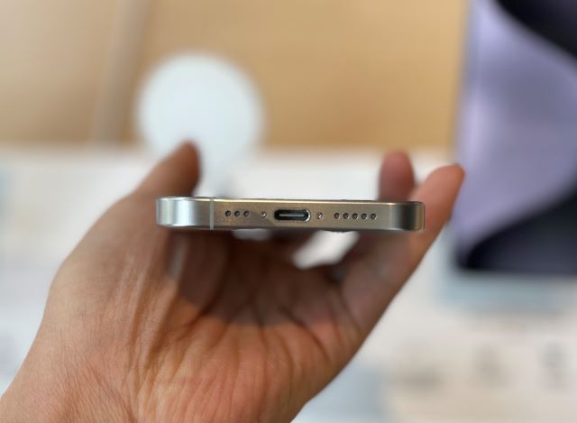 아이폰 15 USB-C 포트