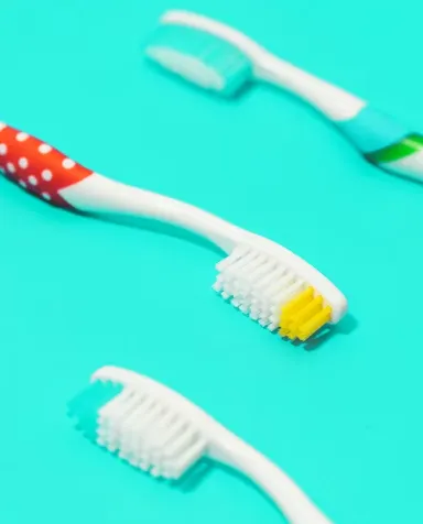 불소도포 후 일회용 칫솔로 양치질하세요