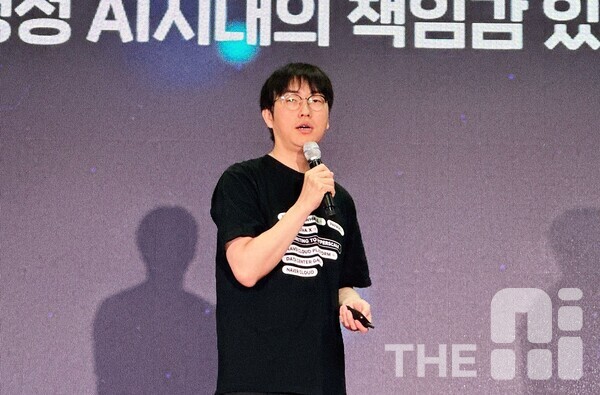 하정우 AI 수석이 강연을 하고 있는 모습
