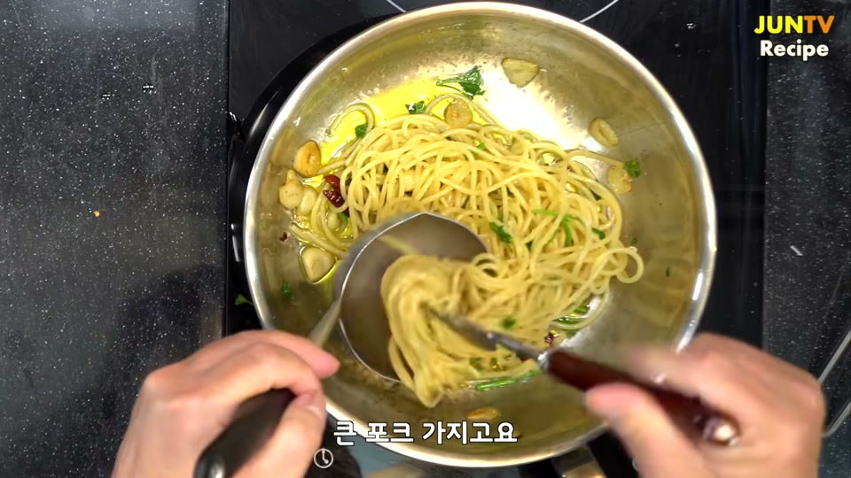 포크와 국자로 면을 돌려 담는 장면