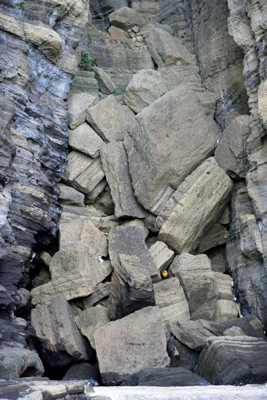 용머리 해안 낙석주의
