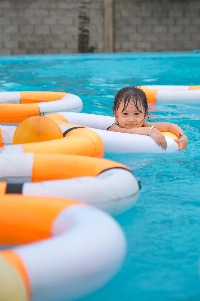 여름철 물놀이하는 아기
