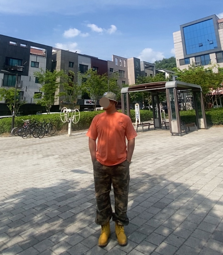 데일리룩('26. 5. 27.)로얄라이프 데님 버킷햇, 크림소다랩 스톤워싱 피그먼트 티셔츠, 카시오 A-159WGEA 골드, 테이크이지 카모 카펜터 카고팬츠, 팀버랜드 6인치 워커