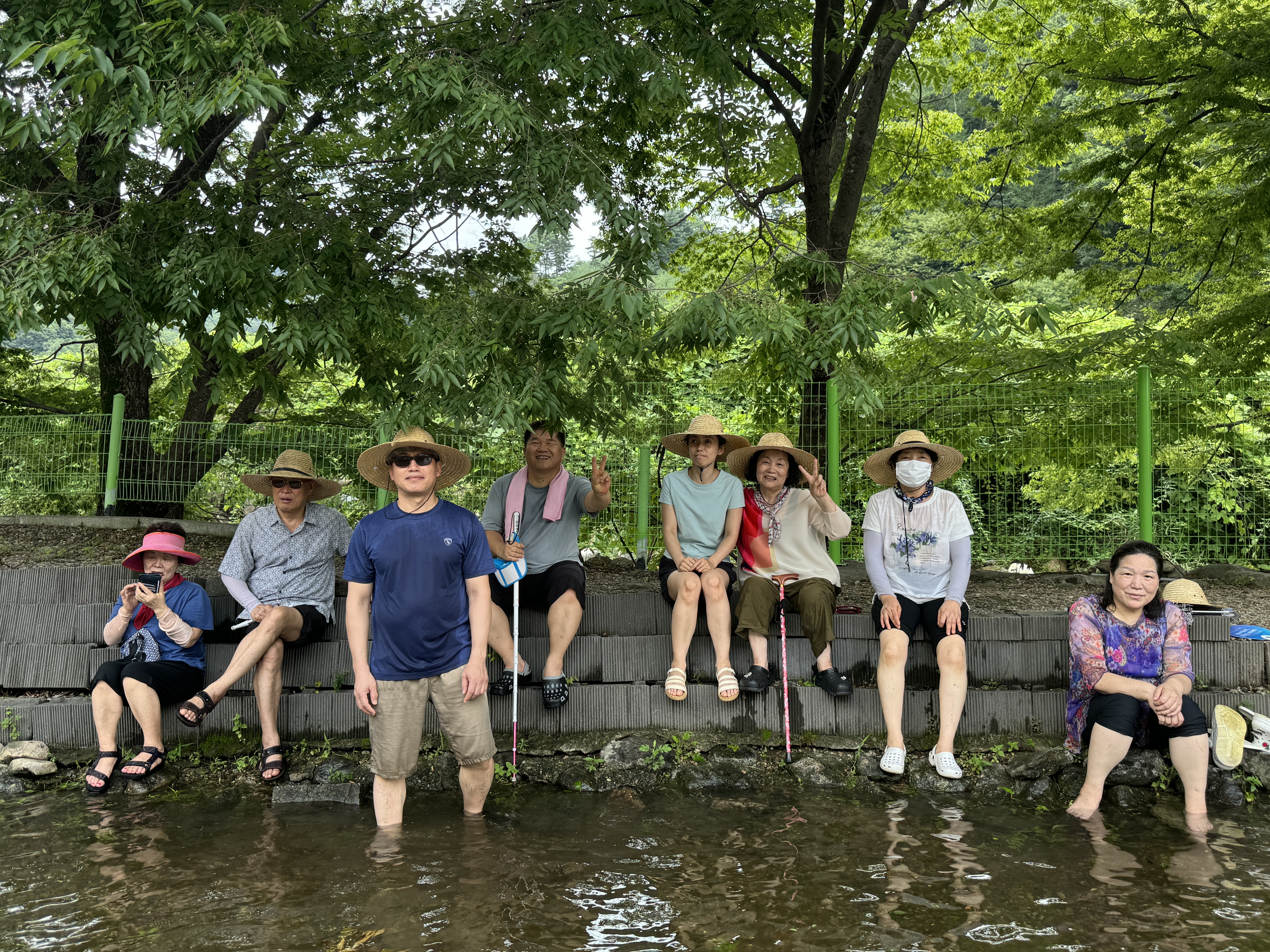 이미지설명: 송어잡이 체험 후 물놀이중인 모습