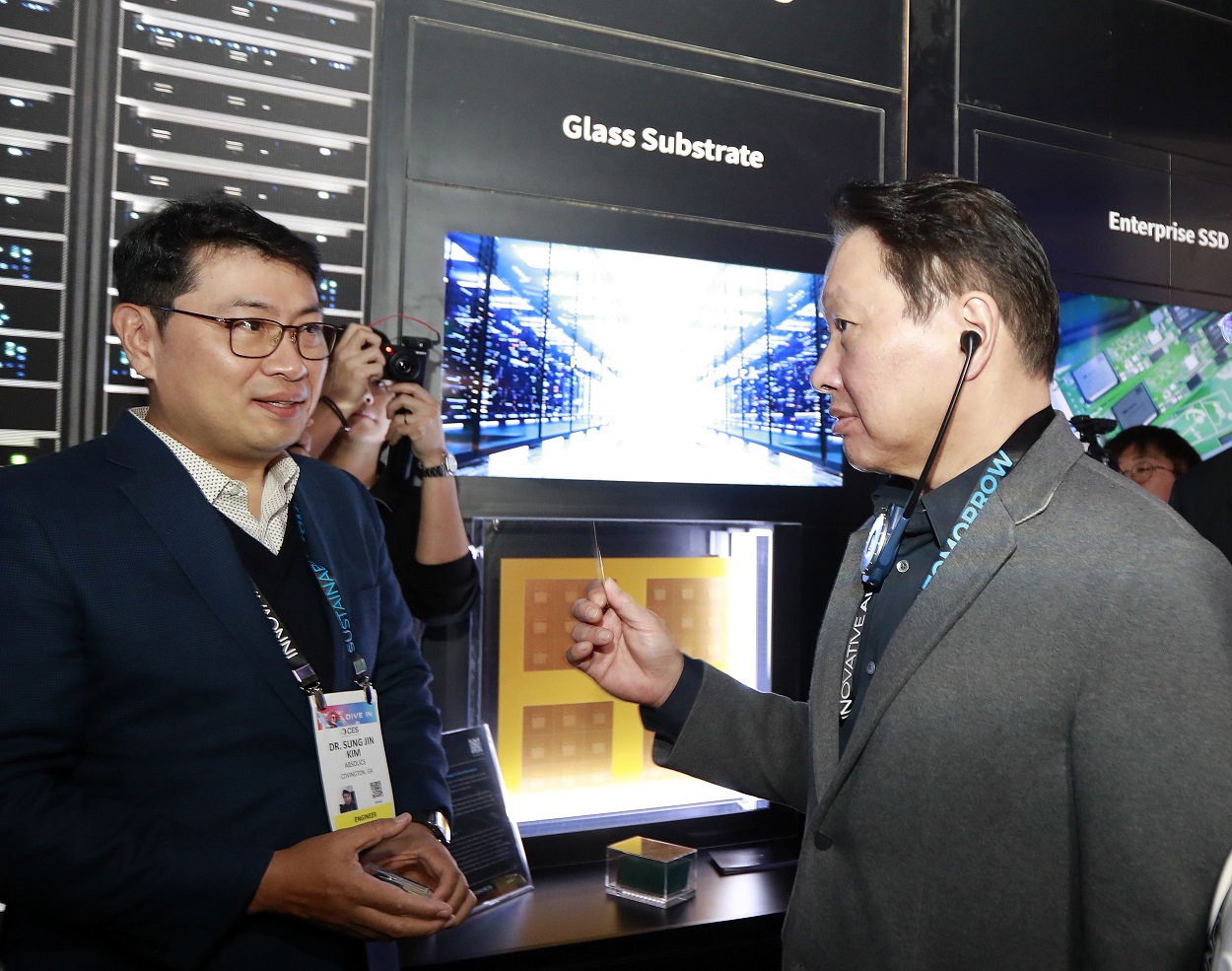 최태원 SK 회장이 지난 1월 미국 라스베이거스에서 열린 ‘CES 2025’ 행사장에 마련된 SK 전시관에서 유리기판을 살펴보고 있다