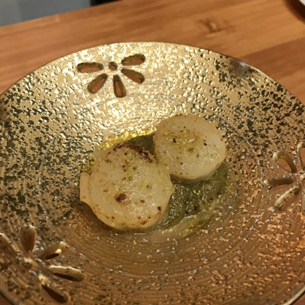 버터관자구이와 파스타치오 소스