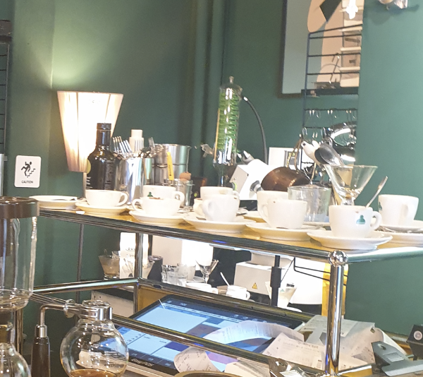 바마셀, 남영역 에스프레소 바에서 즐기는 에스프레소와 샤케라또_치우지 못한 잔과 영수증