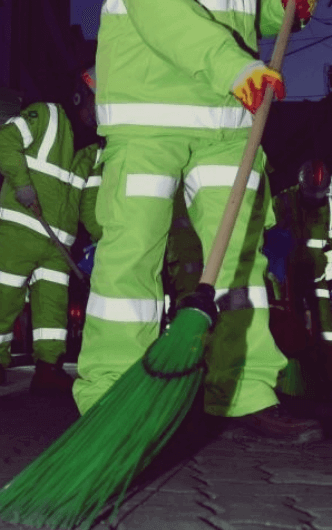 빗자루질-하는-환경미화원