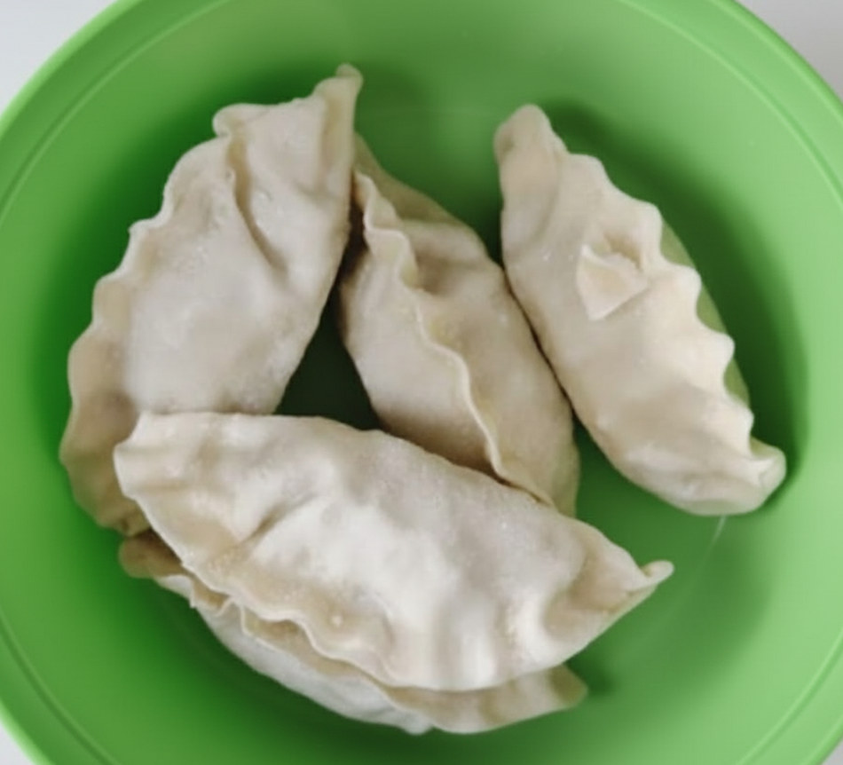 초록색 보울에 담긴 냉동만두.