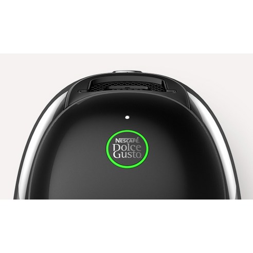 돌체구스토 네오로 만든 커피를 즐기는 모습