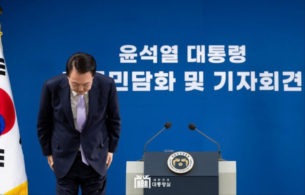 윤석열 대통령은 7일 서울 용산 대통령실에서 대국민 담화 및 기자회견을 열어 자신을 둘러싼 논란에 대해 사과의 뜻을 전하였다.