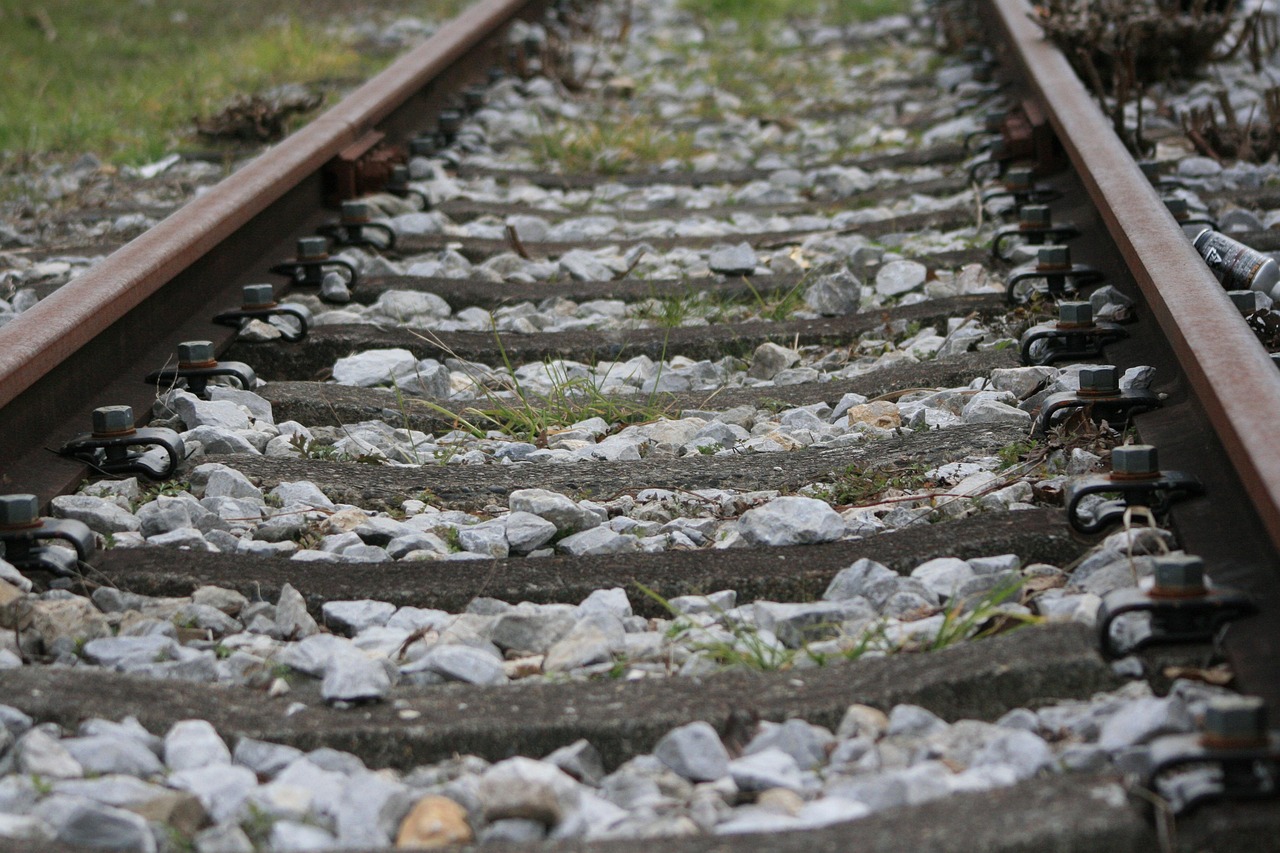 아무도 없고 지나갈 기차도 없는 폐선로