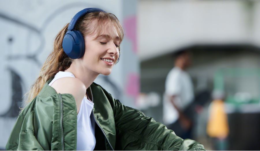 무선 헤드폰 WH-XB910N으로 음악을 감상하는 여자