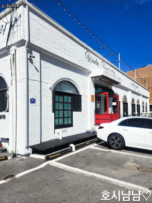 팔당 윈터포레스트1224 카페 입구 전경 &ndash; 탐앤탐스 자리 리모델링된 감성 인테리어