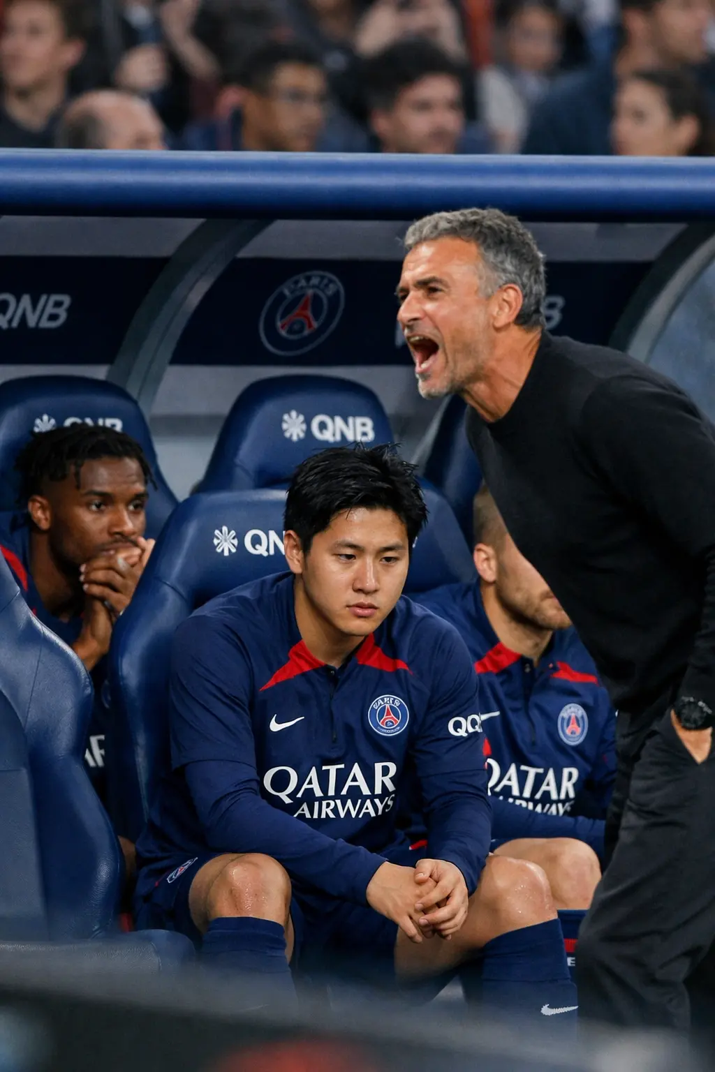 파리 생제르맹 경기 중 벤치에서 대기 중인 이강인 선수