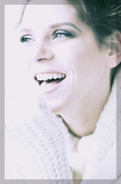 웃고 있는 여자의 입가에 주름이 많다