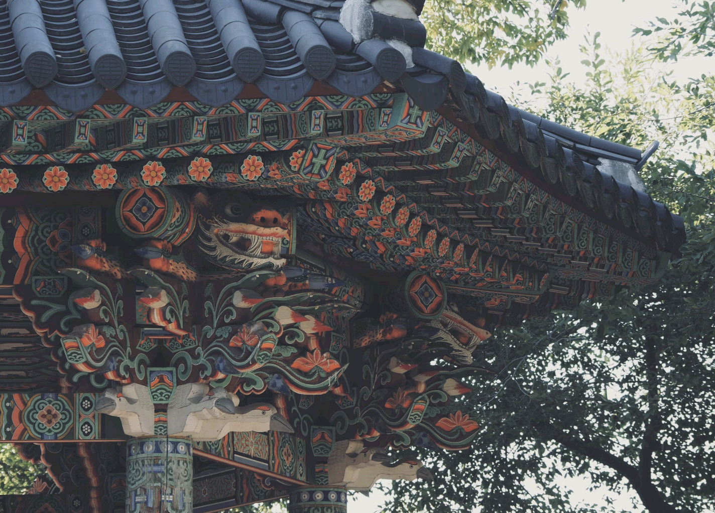 단청의 색깔(청, 적, 황, 흰색)은 왜 각각 다른 의미를 가질까?