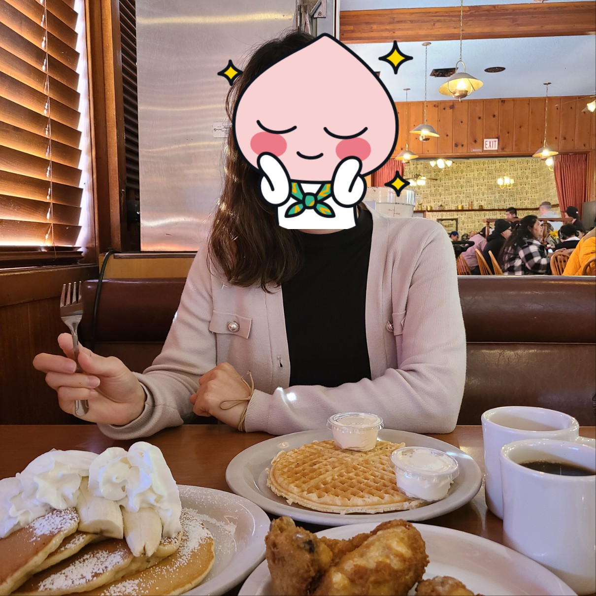 음식 앞에서 찍은 사진