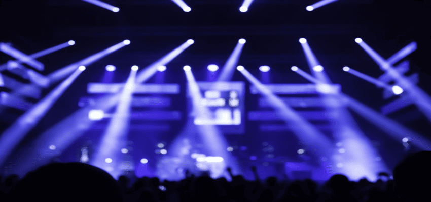 조명과 스포트라이트가 비추는 실내 공연 무대의 분위기 있는 장면