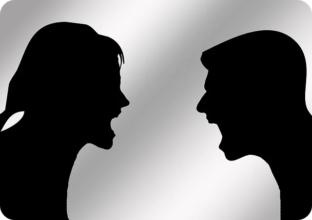 서로 언쟁중인 남여