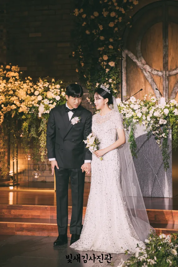 이야기 나누는 신랑신부