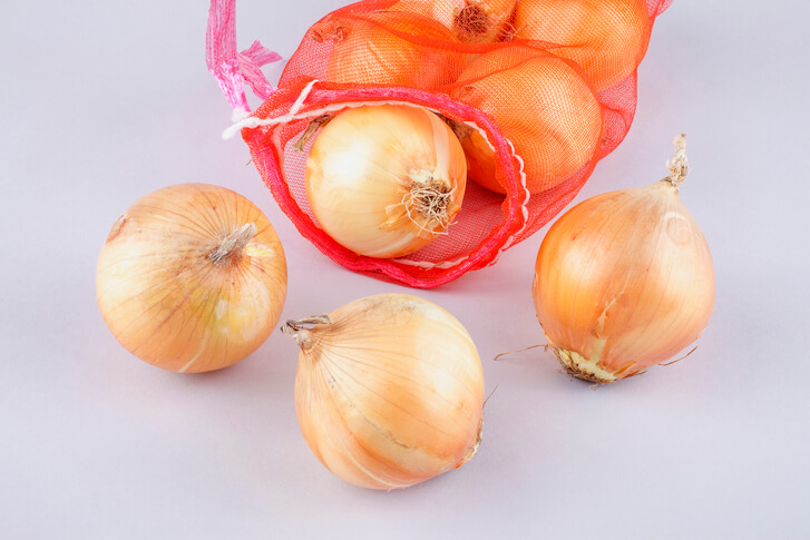 껍질이 있는 양파