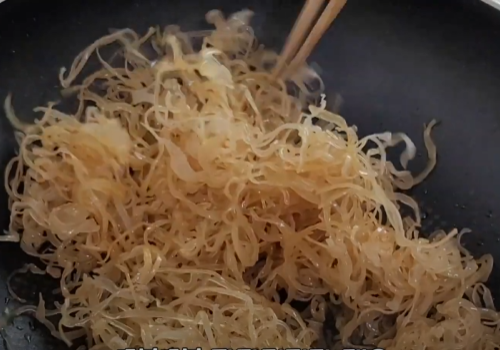 약불로 천천히 오징어실채를 볶아줍니다