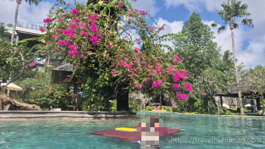 Jimbaran Movenpick resort swimming pool with bougainvillea 짐바란 모벤픽 수영장과 부겐베리아 풍경