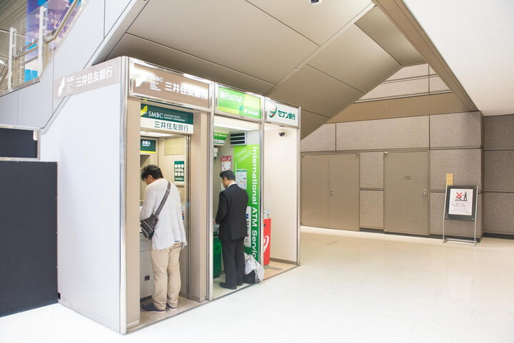 나리타 공항 제 2 터미널 세븐일레븐 ATM 장소