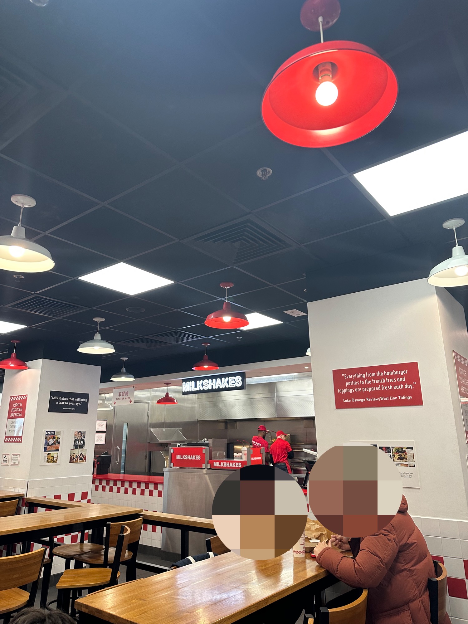 파이브가이즈-매장-안의-분위기