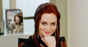  앤디의 촌스러운 패션을 보고 콧방귀를 뀌는 에밀리