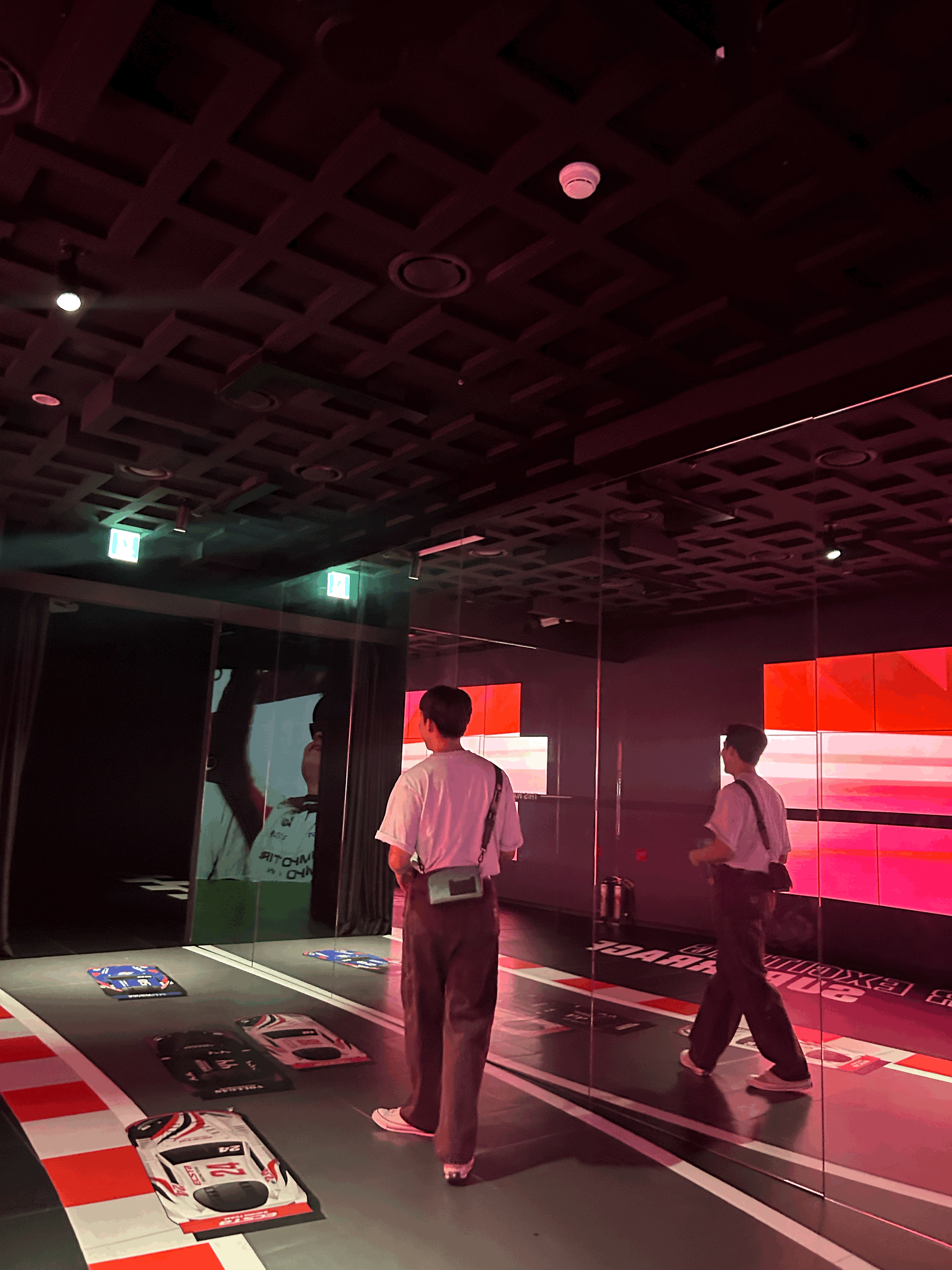 전망대 엘레베이터 가는 길에 레이싱 전시를 해놔서 바닥에는 트랙처럼 되어 있었다. 거기서 찍은 내 사진!