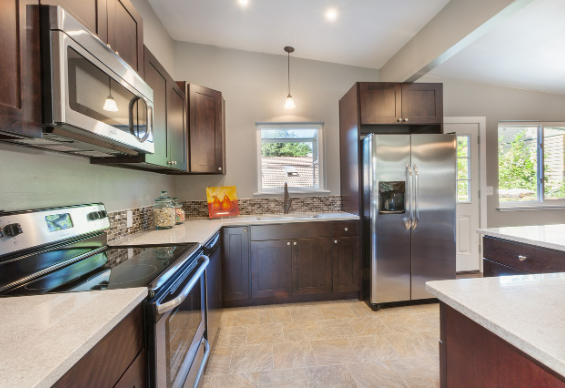 미국 소비자 지출 패턴의 변화: 내구재 가격 하락과 구매량 증가의 상관관계