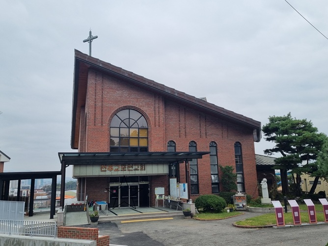 포천 순교 성지 성당 건물, 성모동산 성모자상 사진