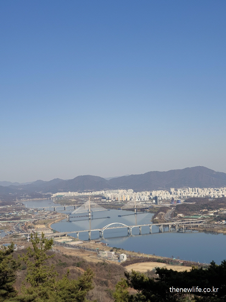 등산을 포기하지 않고 아차산 정상에 도달한 모습