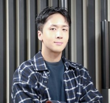 랩퍼 라비 사진입니다.