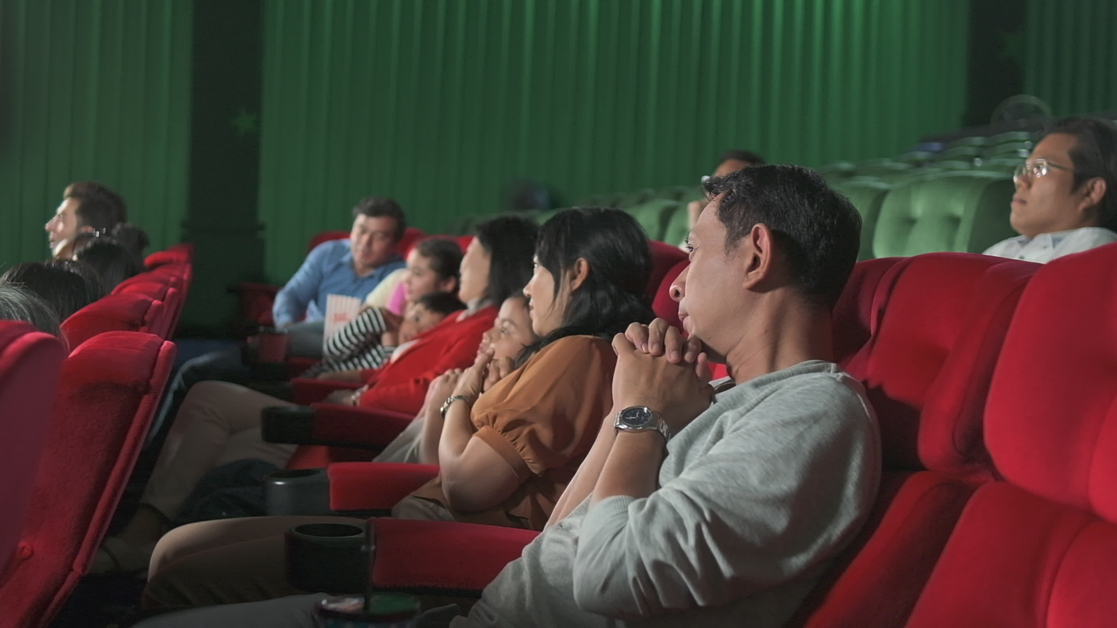 장르별로 흥행한 한국영화 장면과 관객 반응 장면