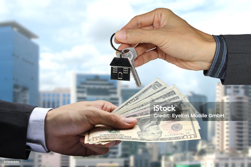 부동산 열쇠와 지폐사진