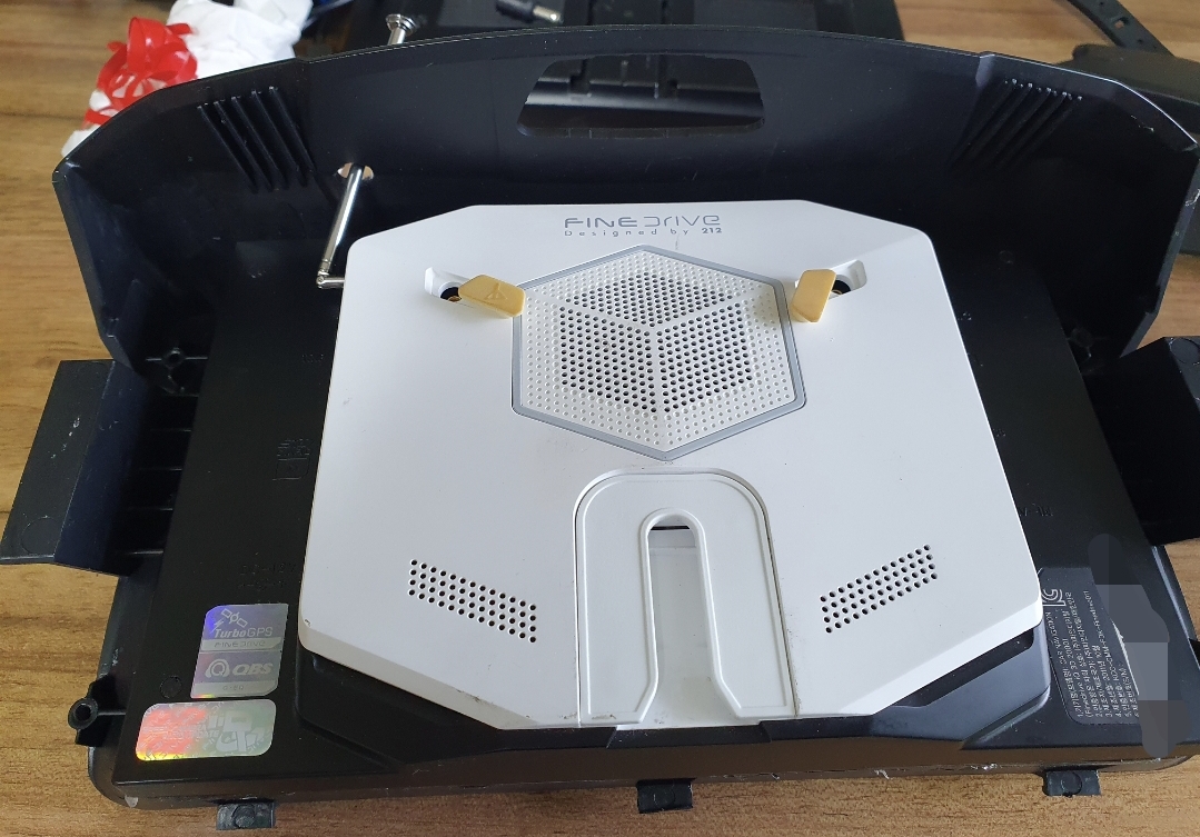 중고로 구매한 파인드라이브 IQ3D2000 네비게이션 뒷면 사진